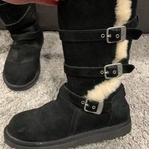 Black buckle uggs